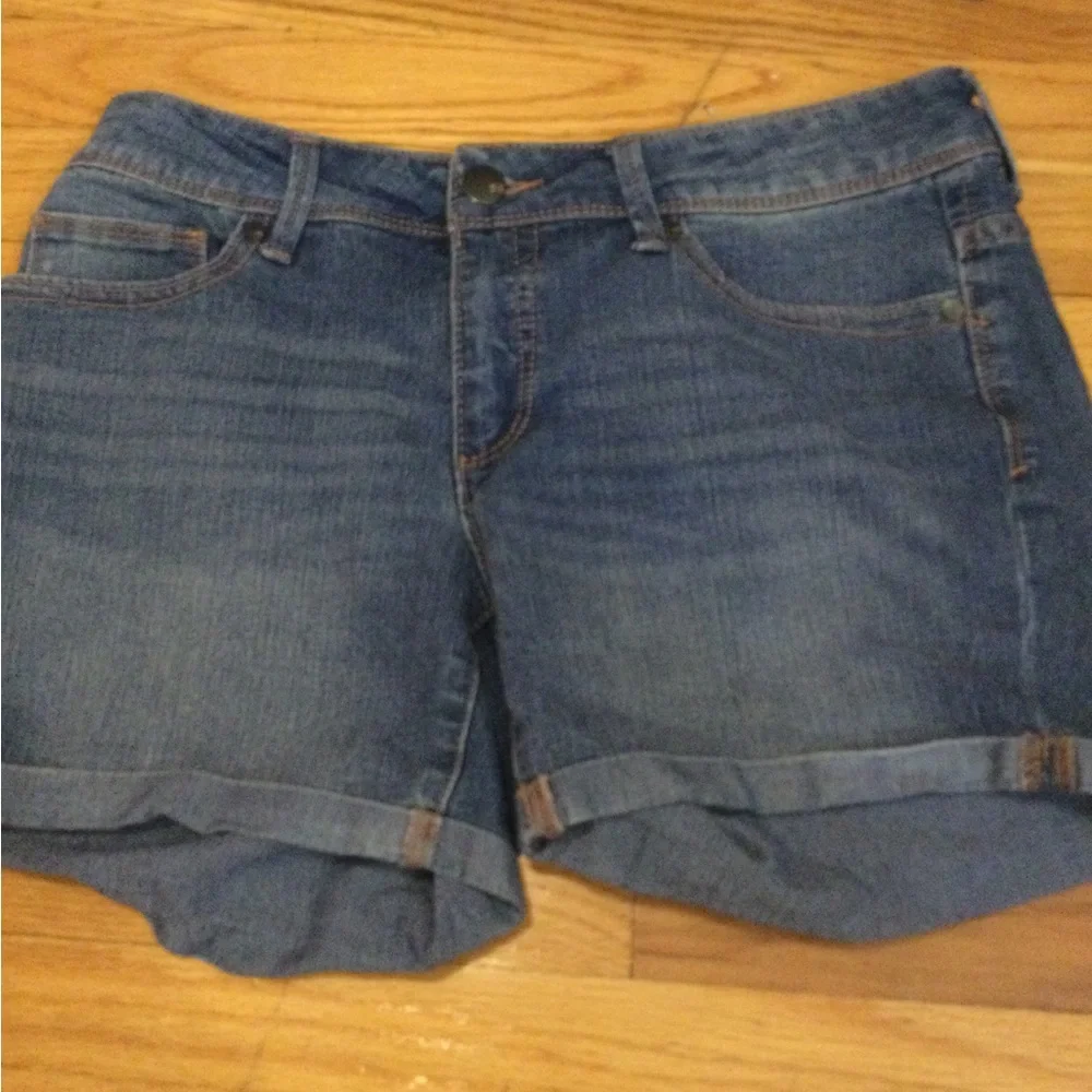 Women’s Blue Denim Rolled-Hem Shorts